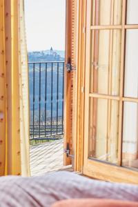 eine offene Tür zu einem Balkon mit Meerblick in der Unterkunft Winzerzimmer Scharl in Sankt Anna am Aigen