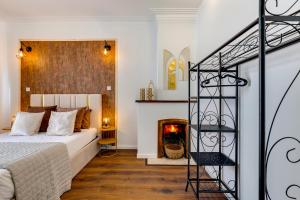 1 dormitorio con 1 cama y chimenea en Quiet View Rooms en Oporto