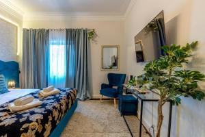 Pokój hotelowy z łóżkiem i biurkiem w obiekcie Quiet View Rooms w Porto