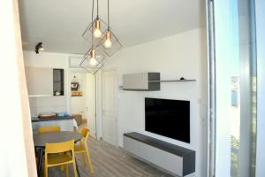 uma cozinha e sala de jantar com uma mesa e uma televisão em Seaside Serenity Retreat em St. Paul's Bay