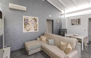 uma sala de estar com um sofá e uma mesa em 3 Bedroom Pet Friendly Home In Solarino em Solarino