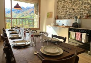 Restaurant o un lloc per menjar a Spacieux Chalet Authentique dans les 3 Vallées