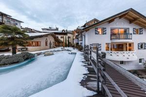 una casa con una entrada cubierta de nieve delante de ella en Naturoase Stegerhof Apt Iris, en Trodena