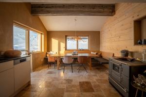 cocina y comedor con mesa y sillas en Chalet Urban en Fontanella