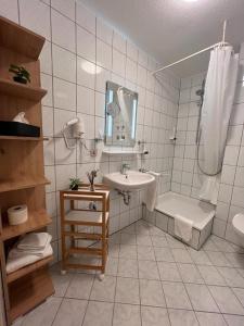 Et badeværelse på Top of Hostel & Serviced Aparts Deluxe Maisonette-Apart Fürth + 22 billeder