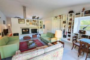 uma sala de estar com um sofá e uma lareira em Casa de Santo António 