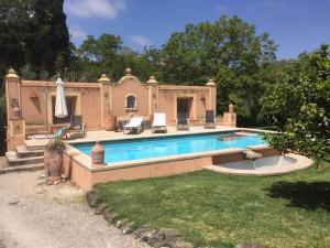 una casa con piscina en un patio en Casa de Santo António, 