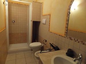 a bathroom with a toilet and a sink and a shower at Grazia Deledda in Galtellì