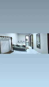 Cette chambre comprend un lit et un groupe de miroirs. dans l'établissement Casa para temporada, à Porto Seguro