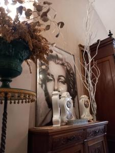 Una foto de una mujer en una mesa con un jarrón. en La casa di Donna Anna, en Squinzano