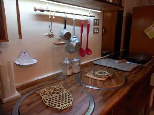 encimera de cocina con utensilios y mesa de madera en La casa di Donna Anna, en Squinzano