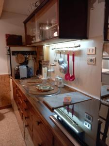 una cocina con encimera y utensilios. en La casa di Donna Anna, en Squinzano