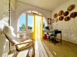 Habitación con silla, escritorio y ventana en Fethiye Motel BODRUM, en Bodrum City