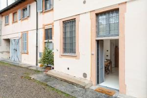 a white building with a door and a table at Antica dimora sul Naviglio in Gaggiano