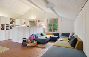 Area tempat duduk di 3 Bedroom Gorgeous Home In Frederiksvrk