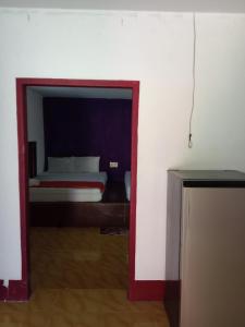 - une chambre avec un lit et un grand miroir dans l'établissement Som PalmGarden, à Ko Lanta