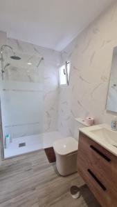Ένα μπάνιο στο Apartamento Lo Pagan +20 φωτογραφίες