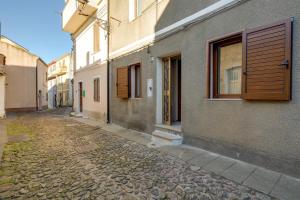 un callejón vacío con un edificio y una ventana en Entu Nou, en Bortigali