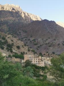 un pueblo en medio de una montaña en Hadash guest house, en Ghubrah
