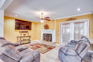 Una sala de estar con dos sofás y una chimenea. en Columbia Home Rental with Hot Tub 9 Mi to UofSC!, en Columbia