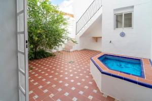 a hot tub in the courtyard of a house at La Casa del Convento in Villamanrique de la Condesa