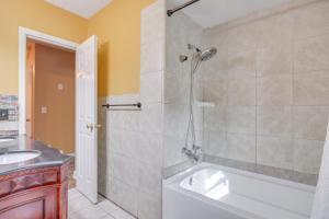 un baño con bañera y lavabo en Columbia Home Rental with Hot Tub 9 Mi to UofSC!, en Columbia 18 fotos más