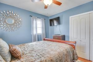 1 dormitorio azul con 1 cama y ventilador de techo en Columbia Home Rental with Hot Tub 9 Mi to UofSC!, en Columbia