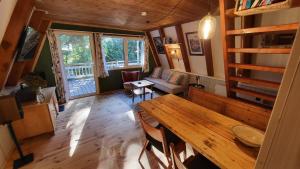 uma sala de estar com uma mesa de madeira e um sofá em Finnhütte zwischen Wald und See em Biesenthal