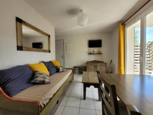 TV a/nebo společenská místnost v ubytování La Maison Bleue, village vacances, piscine, parking