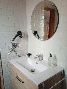 ein Bad mit einem Waschbecken und einem Spiegel in der Unterkunft El Akito, Huéscar in Huéscar