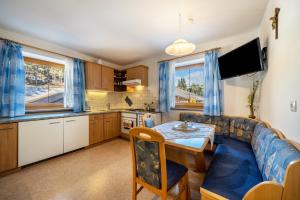 Η κουζίνα ή μικρή κουζίνα στο Stücklhof Wohnung Veilchen