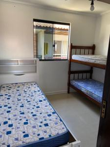 a room with two bunk beds and a mirror at Maria Rosa Aparts in Matinhos