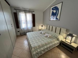 a small bedroom with a bed and a window at Casa Mimì in Càbras