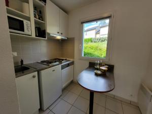 Kuchyň nebo kuchyňský kout v ubytování La Maison Bleue, village vacances, piscine, parking