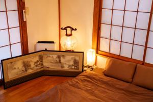 una pecera grande en una habitación con lámpara en LARGE HOUSE Lodging Hidamari, en Tokio