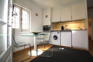 cocina con mesa y lavadora en pdl.city studio, en Ponta Delgada 4 fotos más