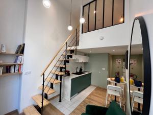 Casa con cocina y sala de estar con escalera. en Suite Titouan, en Villeurbanne