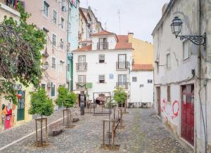 リスボンにあるCasa Da Severa Apartmentsの建物のある街の空き道