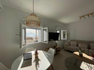 ein Wohnzimmer mit Tisch und Couch in der Unterkunft Casita La Basseta d’ Oli in Villajoyosa