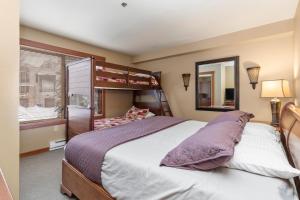 Postel nebo postele na pokoji v ubytování Powderhorn Lodge 210: Blazing Star Suite + 28 fotografií