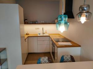 eine kleine Küche mit Spüle und 2 Stühlen in der Unterkunft Panorama City apartment 2 rooms 19th floor, free parking in Bratislava