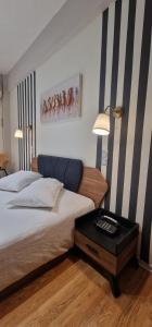 1 dormitorio con 1 cama grande y 1 mesa en Hotel Nefeli, en Volos