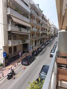 Blick auf eine Straße mit Autos vor den Gebäuden in der Unterkunft Athenian Center Athens Kolonaki in Athen