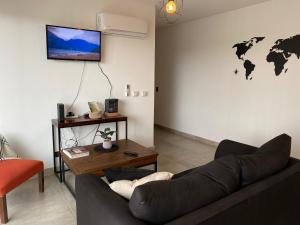 uma sala de estar com um sofá e uma mesa em Mendoza Chill em Mendoza