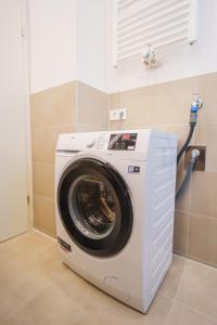 a washer and dryer in a room at Apartment Innenstadt- Zentral und Exklusiv in Bestlage, Stilvolles Ambiente, alles zu Fuß erkunden in Braunschweig