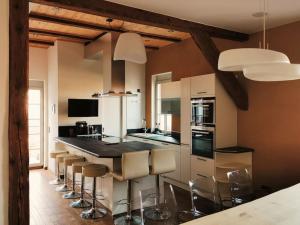 eine Küche mit einer Bar mit Hockern und einer Arbeitsplatte in der Unterkunft Luxus Apartment mit Blick über Erfurt im Zentrum in Erfurt + 19 Fotos