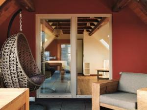 ein Wohnzimmer mit Sofa und Schaukel in der Unterkunft Luxus Apartment mit Blick über Erfurt im Zentrum in Erfurt