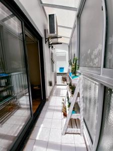 een lege kamer met een balkon en een raam bij Apart Retiro. Ubicación Ideal. in Buenos Aires