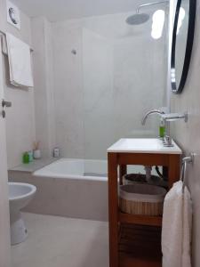 een badkamer met een bad, een wastafel en een toilet bij Apart Retiro. Ubicación Ideal. in Buenos Aires