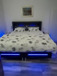 una camera da letto con un letto con una luce blu sopra di Seline, Apartman Pavić a Seline